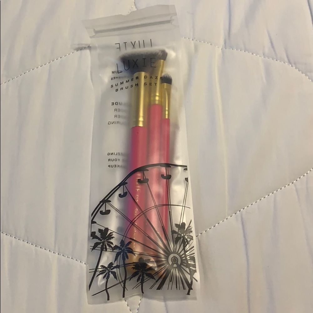 Makeup brushes